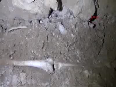 Adıyaman'da kepçenin çalışması türbedeki kemikleri çıkardı