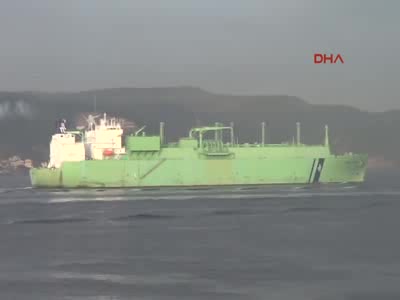 Doğalgaz tankeri boğazı kapattı
