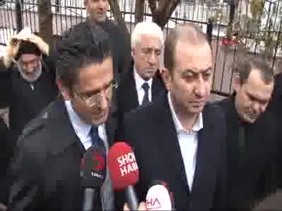 Cenazeye katılan iş adamı tepki gösterilince camiden ayrıldı