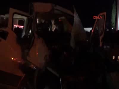 TIR'la çarpışan minibüste baba-oğul öldü, 2 kişi yaralandı