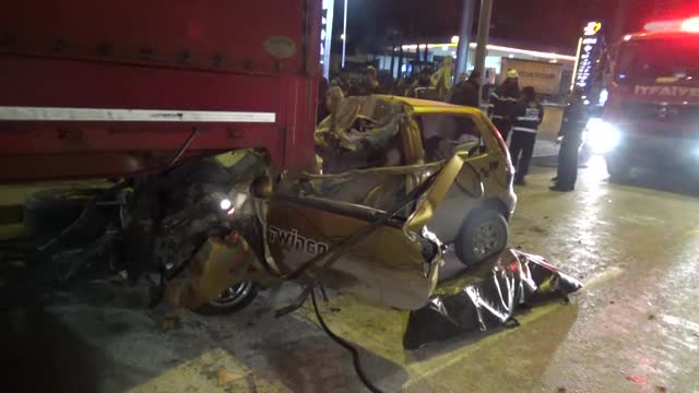 Bursa'da otomobil tıra çarptı: 1 ölü, 1 yaralı