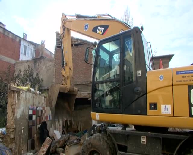 Bursa Güzelyalı'da kamulaştırılan 4 bina yıkıldı