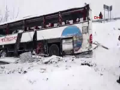 Yolcu otobüsü uçuruma yuvarlandı! Ölü ve yaralılar var - 2
