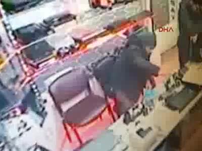 'Karnım aç' diye geldi, bağış kutusunu çaldı