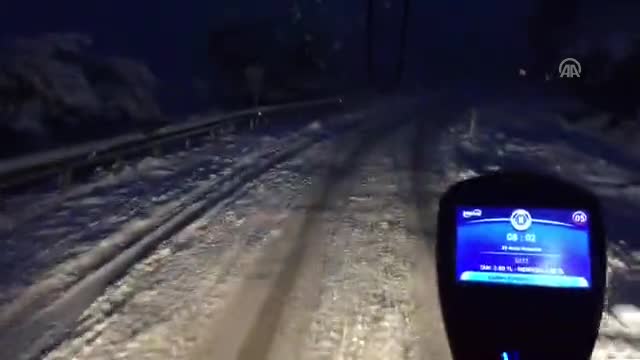 Bursa'da dağ yolunda karda kayan otobüsü yolcular itti