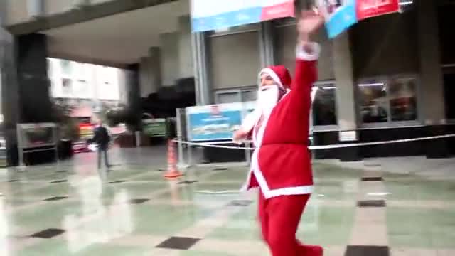 Noel Baba'nın başına silah dayadılar!