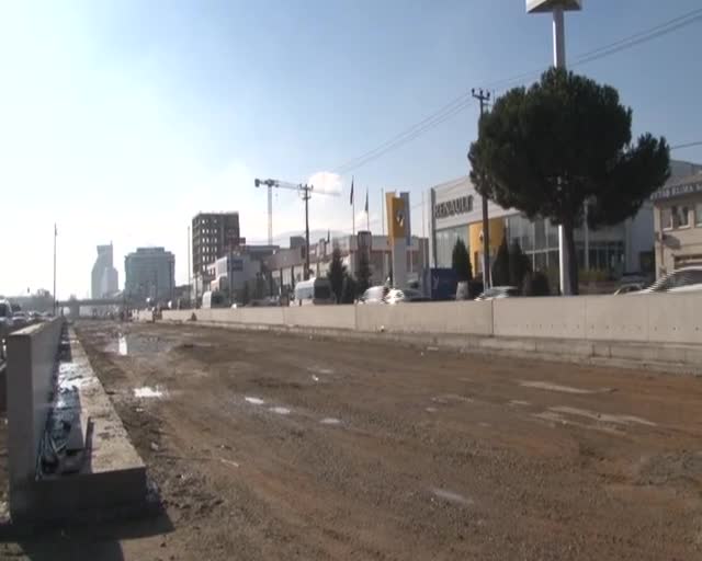 Bursa'da tramvay hattındaki perde duvarlara düzenleme