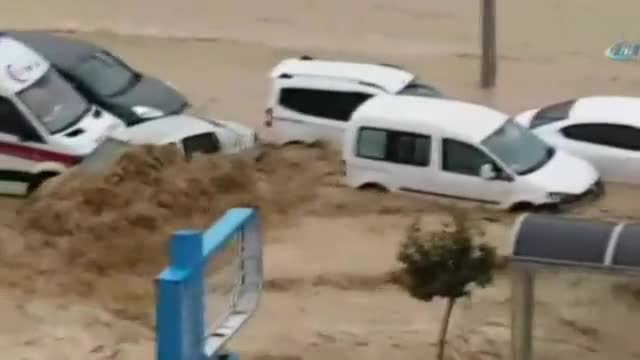 Mersin'de sel hayatı felç etti