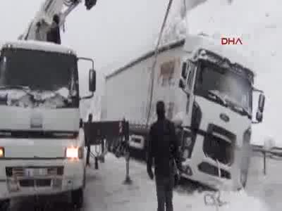 Bursa-Ankara yolunda kar sebebiyle sürücüler zor anlar yaşıyor