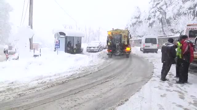 Bursa Uludağ'da kar ve tipi etkili oluyor