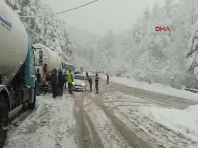 Bursa'da kar Uludağ Yolu'nu kapattı