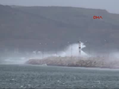 Bandırma'da poyraz 90 kilometre hızla esti