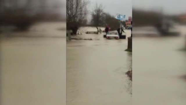 Suya gömülen köprüde mahsur kaldılar
