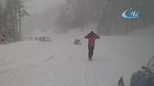 Bursa Uludağ Yolu kapandı... Tatilcilerin imdadına jandarma ekipleri yetişti