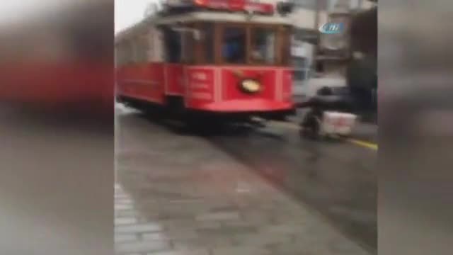 Engelli vatandaşın İstiklal'de böyle ilerledi