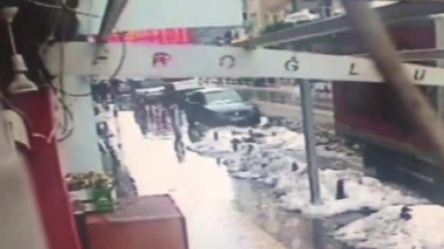 Kar kütlesinin altında kalmaktan saniyelerle kurtuldu