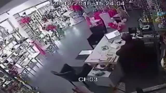 İş yeri sahibini darp ettiler: İşte o anlar