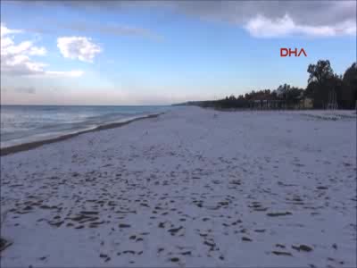Manavgat'ta dolu sahili beyaza bürüdü