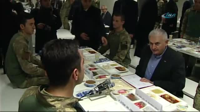 Başbakan Yıldırım askerlerle yemek yedi