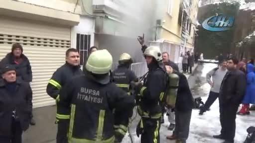 Bursa'da çıkan yangında 3 genç hastanelik oldu