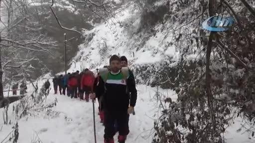 Bursa'da eksi 10 derecede kar helvası yapıp yediler