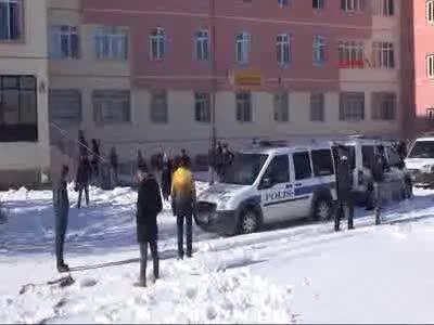 Öğrenci pansiyonunda asansöre sıkışarak öldü