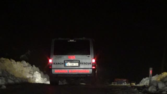 Bursa'da 30 saat boyunca 1,5 metre karda kurtarılmayı bekledi