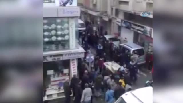 Seyyar satıcı ile zabıtanın kavgası kamerada