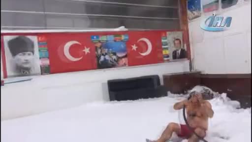 Eksi 10 dereceye aldırış etmeden yarı çıplak yıkandı