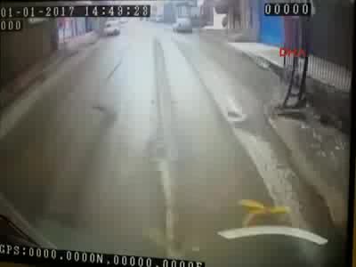 Otomobilin çaptığı çocuk öldü, elektrik direği devrildi