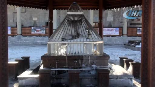 Erzurum'da şadırvanlar buz tuttu