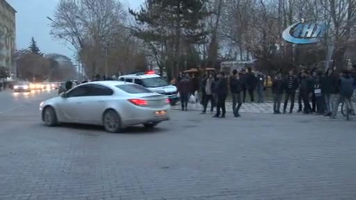 Şizofreni hastası adam ailesini silahla rehin aldı