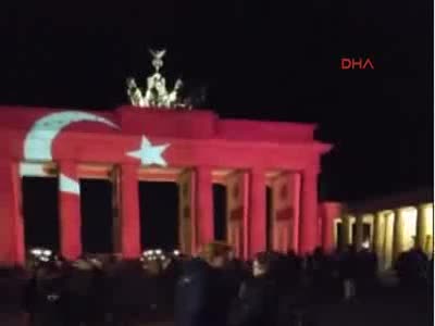 Berlin'de Brandenburg Kapısı, Türk bayrağı renklerine büründü