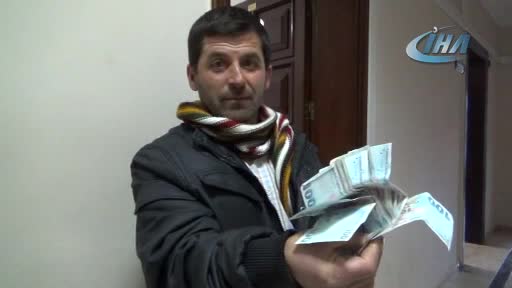 Yastıkta bulduğu bin lira kendisine ödül olarak verildi