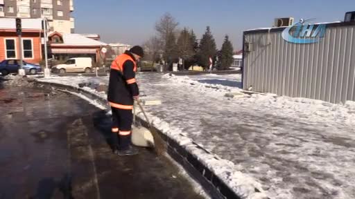 Uşak'ta temizlik işçisi bulduğu 20 bin TL'yi sahibine teslim etti
