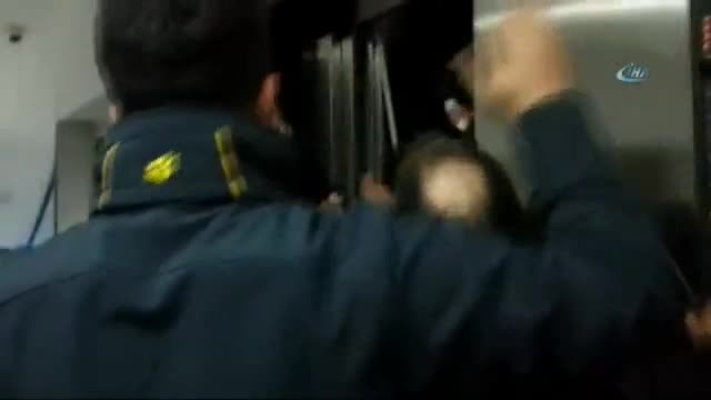 Belediye meclis üyeleri asansörde mahsur kaldı