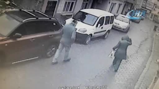 Kapkaç anı güvenlik kamerasına yansıdı