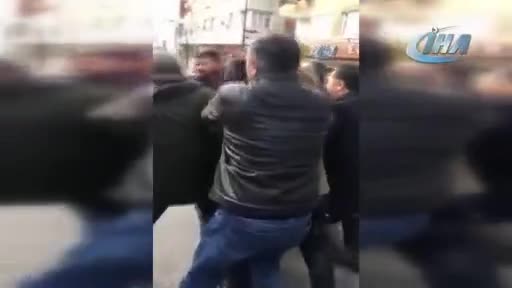 Reina saldırganına benzeyen şahsın darp edilme anı kamerada  - 2