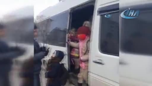 17 kişilik öğrenci servisinden 42 kişi çıktı