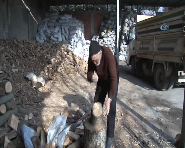 Bursa'da 83 yaşında her gün tonlarca odun kırıyor