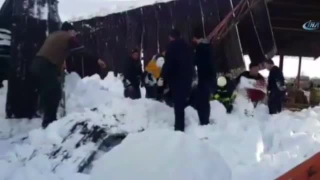 Konya'da kapalı pazar yerinin çatısı çöktü: Yaralılar var - 2