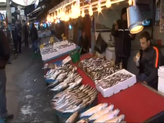Hamsi fiyatları el yakıyor