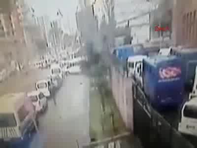 İzmir'de patlama anı böyle görüntülendi!