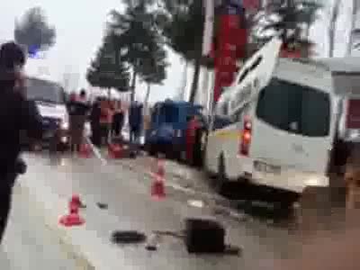 Askeri araç ve yolcu minibüsü çarpıştı: 2 şehit, 10 yaralı