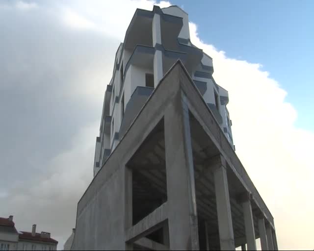 Fırtına Bursa'yı uçurdu... Tonlarca ağırlığındaki iskele yerinden söküldü
