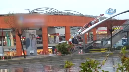 Lodos AVM'nin çatısını uçurdu