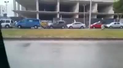 Çatışma devam ederken teröristi tekmeledi