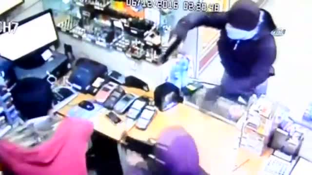 Önce güvenlik kamerasına sonra polise yakalandılar