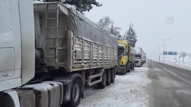 Kapanan Bursa-İzmir karayolu'ndan görüntüler