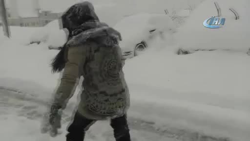 Bursa'da şehrin merkezinde snowboard keyfi